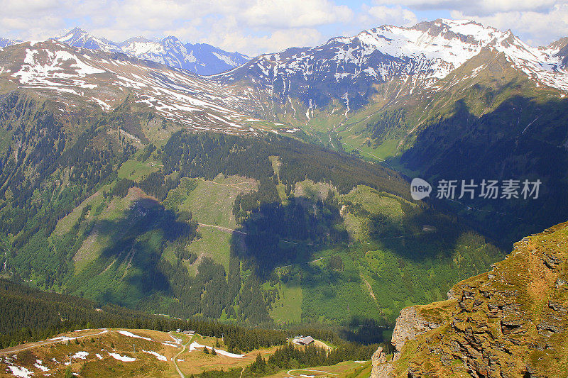 在巴德加斯坦的雪山之上，雄伟的Hohe tauern和Kitzbüheler阿尔卑斯山，戏剧性的泰洛风景全景，奥地利